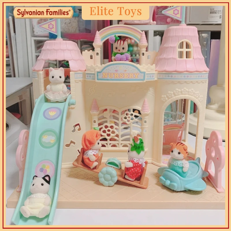 Sylvanian Families Rainbow Castle Kindergarten Set Baby Castle Nursery Action Figure Collezione di giocattoli per bambini Regalo di compleanno per bambini