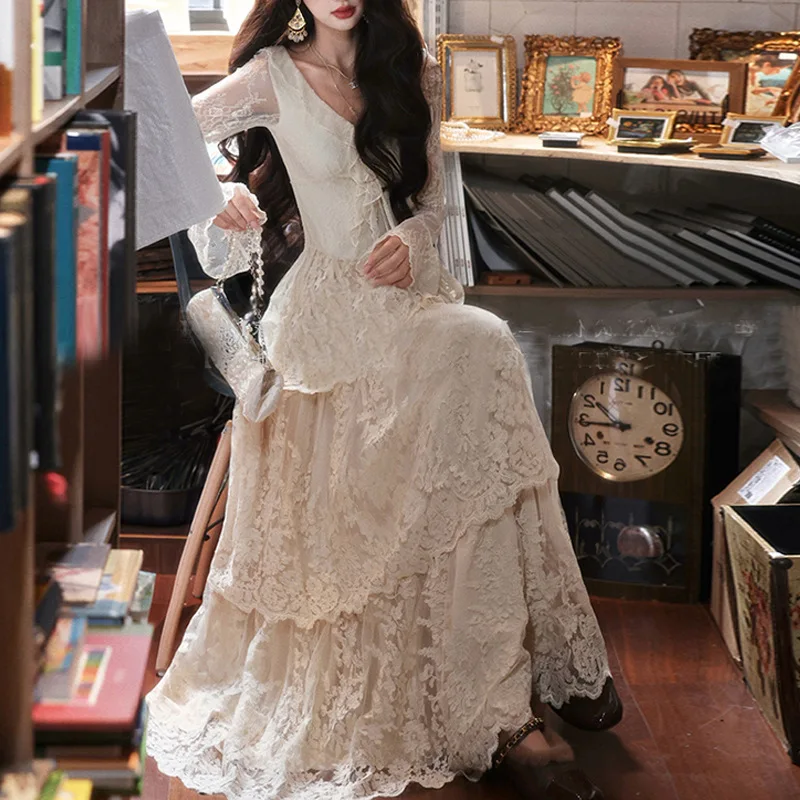 Vestido de Noiva Vintage Elegante Estilo Lolita com Saia em Camadas de Renda Francesa, Decote em V e Bordados Pesados para Noivas de Luxo