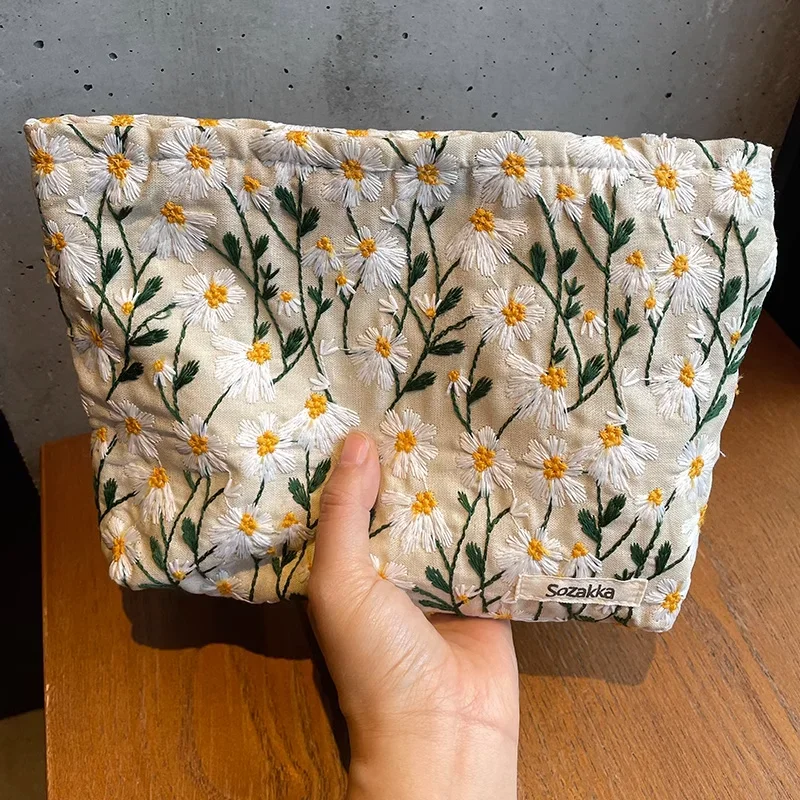 Borsa per il trucco del ricamo della margherita dolce di nuova moda Ins pochette borsa per cosmetici floreale borsa per il trucco dell\'organizzatore