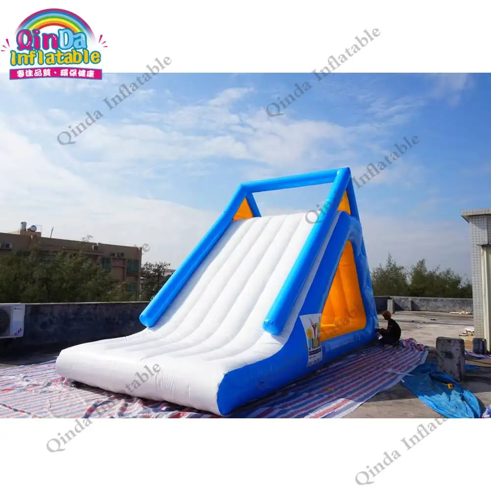 Beliebte aufblasbare Wasserrutsche, riesige aufblasbare Dreieck-Wasserrutsche für den Sommer am Meer zum Spaßhaben