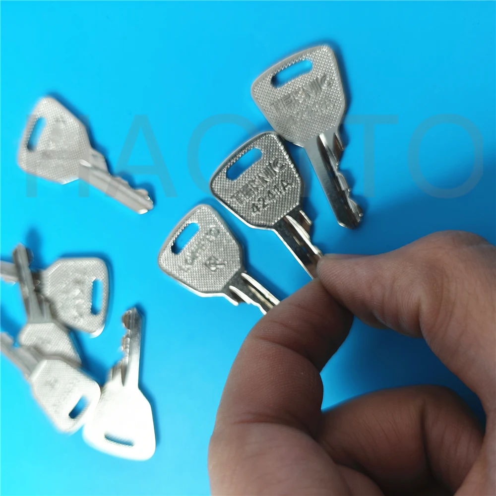 10 pz Chiave Ascensore Funzionamento ad alta quota Scissor Carrello elevatore 8R1 Dingli 3000 Zhonglian 6896 XCMG 9901 Xingbang 455 4241A 118 chiave