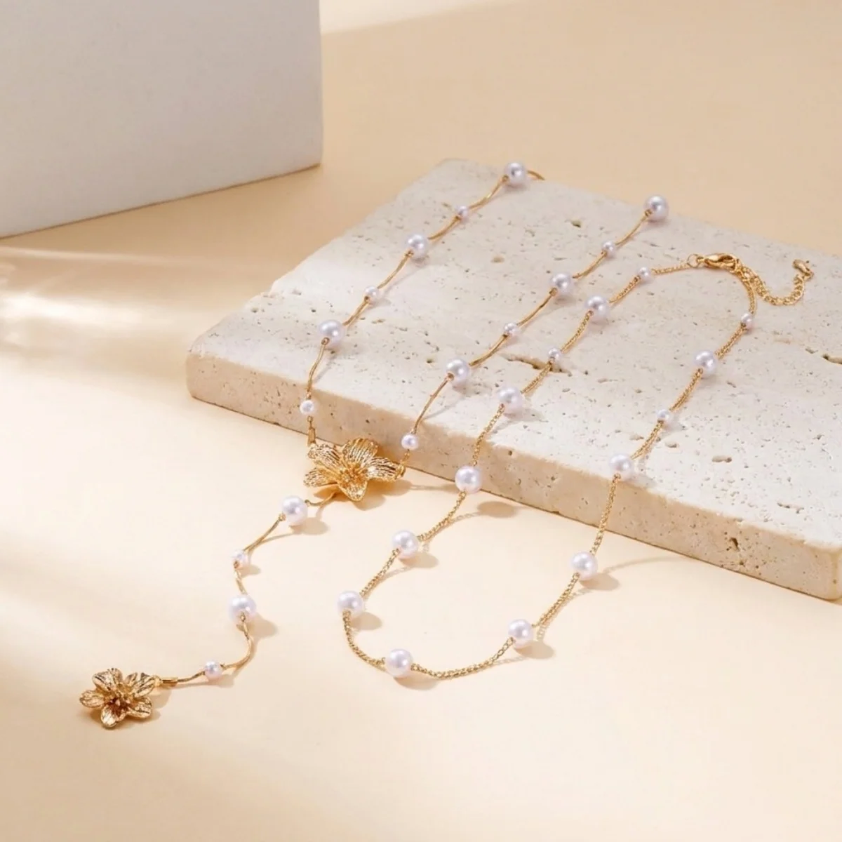 Französische Ästhetik Simulierte Perlenblumen-Anhänger-Halskette für Frauen Eleganter Metall-Blumen-Y-förmiger Choker Hochzeitsschmuck – Detail 24