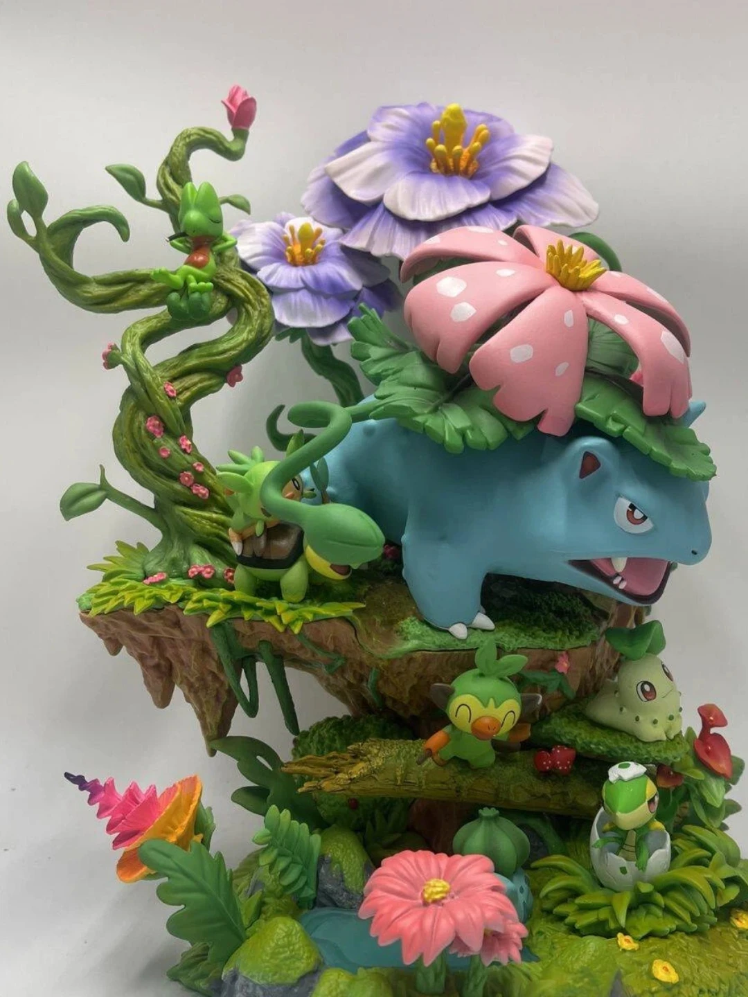 Pokemon Venusaur Waldszenen-GK-Statue, Gras-Typ Starter Pokemon Familie PVC-Figur, Desktop-Landschaft Sammlerstück Ornament Geschenk