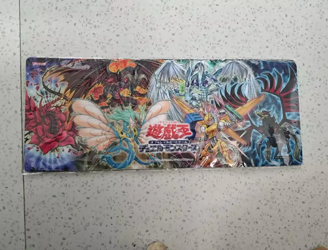 yugioh-konami-duel-monsters-5ds-red-dragon-archfiend-stardust-dragon-black-rose-dragon-collection-officielle-tapis-de-jeu-scelle