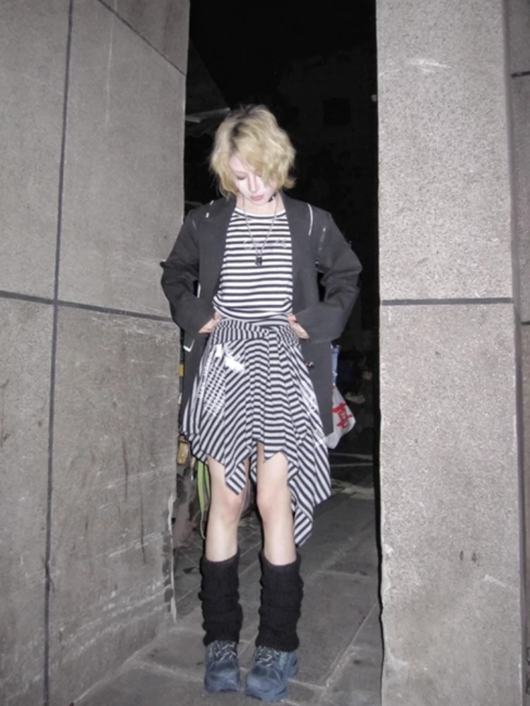 กระโปรงสตรีลายทางสไตล์เรโทร ทรงไม่สมมาตร สำหรับฤดูใบไม้ร่วงและฤดูหนาว สไตล์ Y2K ฮาราจูกุ แบบเลเยอร์ แฟชั่นสาวฮอต กระโปรงสั้นสไตล์พังก์