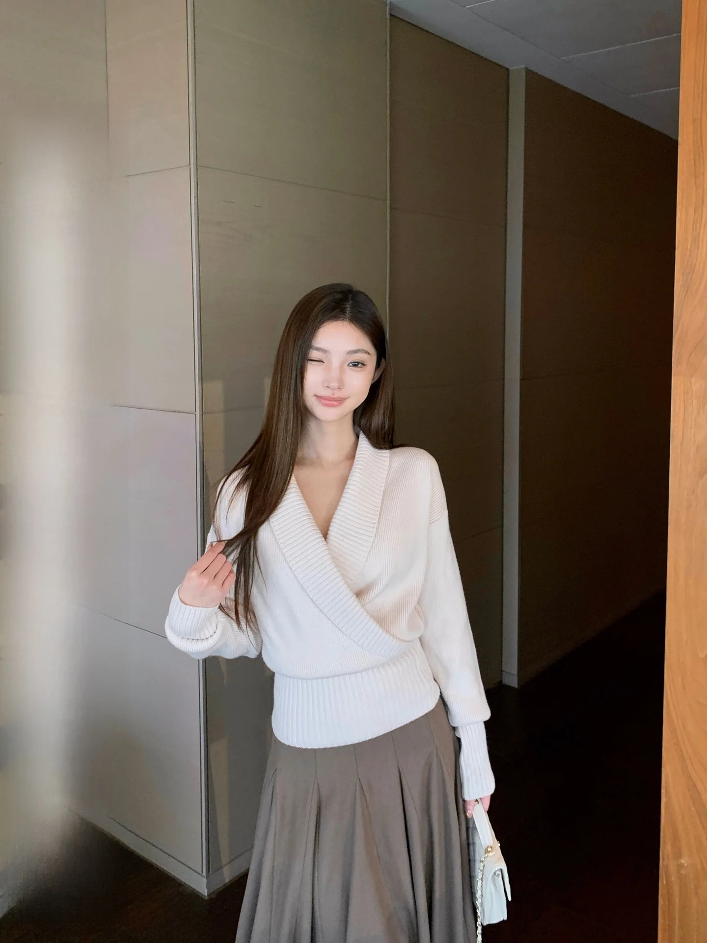 

Женский вязаный шерстяной топ Buleng с длинным рукавом, модный корейский стиль, V-образный вырез, с перекрестной застежкой на талии, повседневная одежда, полиэстер, акрил