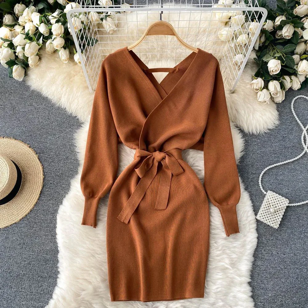 Herbst und Winter neuer Stil All-Match sexy V-Ausschnitt Kleid Taille Bindung hinten schlankes Strickkleid mit Hüfte hoch