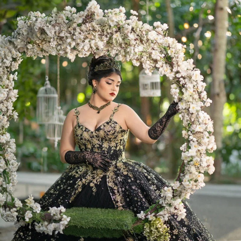 Personnalisé noir brillant épaules dénudées Quinceanera robe cristal superposition 3D fleur applique superposition robes de 15 Quinceanera