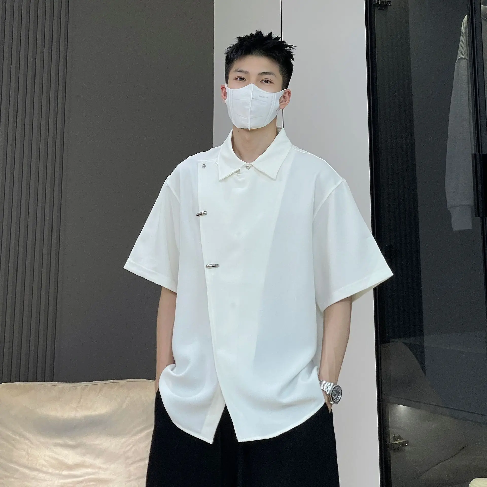 

New Chinese Sle Men's ort Sve irt Design Sense Slant Lapel Metal Bule f Sve Summer Faion Top