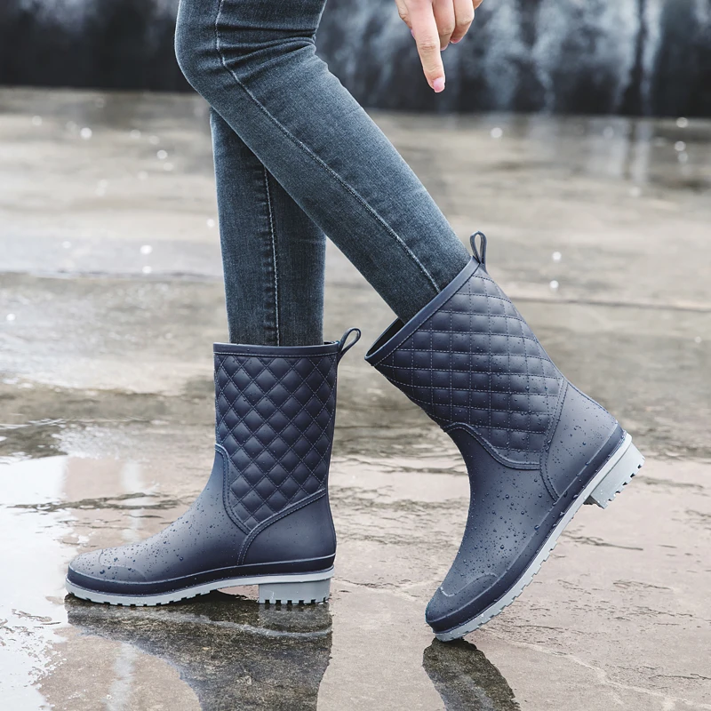 PVC Einteilige Formgepresste Damen-Kalbshohe Verschleißfeste Rutschfeste Karierte Regenstiefel Blaue Wasserschuhe für Regenzeit Outdoor Wasserdichte Überschuhe