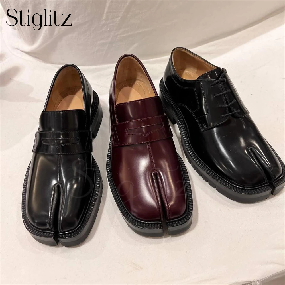 Mocasines de plataforma de charol Burdeos para hombre, zapatos sin cordones con punta Tabi, estilo de moda, charol negro, zapatos con punta dividida, novedad