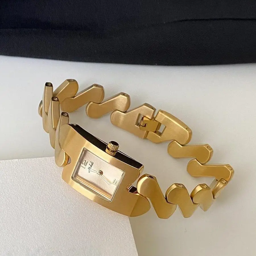 New Vintage Metal Wave-Pattern Watch, A Luxurious And Stylish Chain Watch For Women, An Exquisite Ladies' Wristwatch.