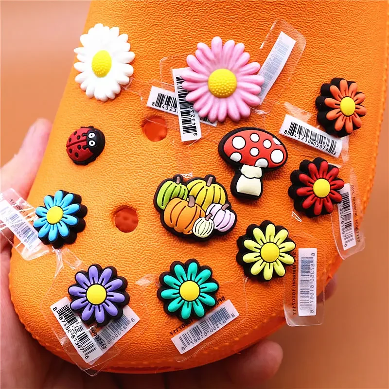 Dropshipping 1pc Cute Pumpkin Mushroom PVC Shoe Charms Daisy Accessories Bee Ladybug Flowers Decorations fit Bracelet Kids Gifts