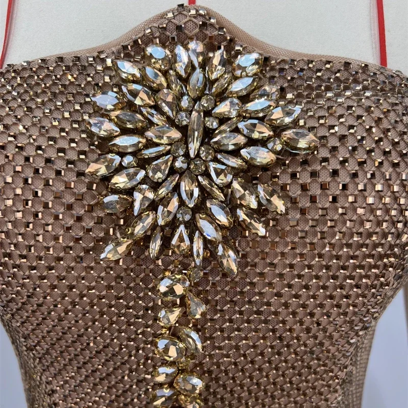 Sukienka na imprezę/bal, cekiny, krótka spódniczka, błyszczące złote kryształki, bez ramiączek, bez rękawów, prześwitująca siateczka, wysoki stan, obcisła.