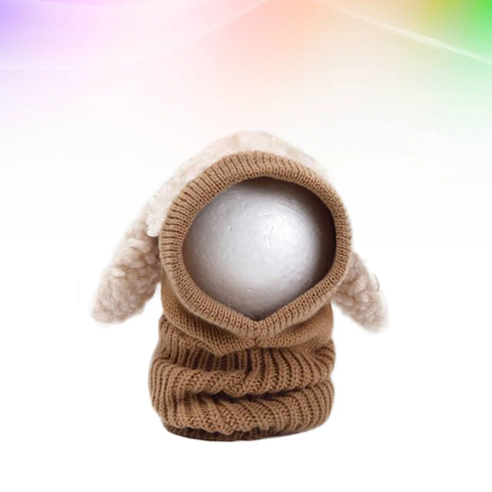 Czapka zimowa dla szczeniaka w kolorze khaki, dziergana z wełny, typu coif, z kapturem, szalikiem, przyjemna na dotyk, miękka i ciepła.