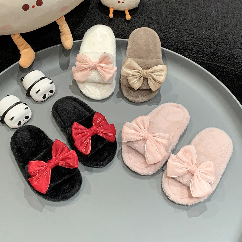 女の子用、つま先が開いたスリッパ。暖かく、ふわふわで柔らかい素材を使用。リボン付きで、室内や家庭での使用に最適。滑り止め加工が施された、子供用のカジュアルなフラットシューズ。