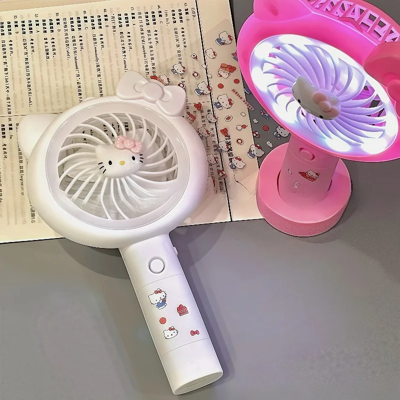 Kawaii أنيمي مرحبا كيتي مروحة صغيرة مع ضوء Kt لطيف الكرتون USB شحن مروحة السفر المحمولة مروحة يدوية لعب الفتيات الاطفال هدية