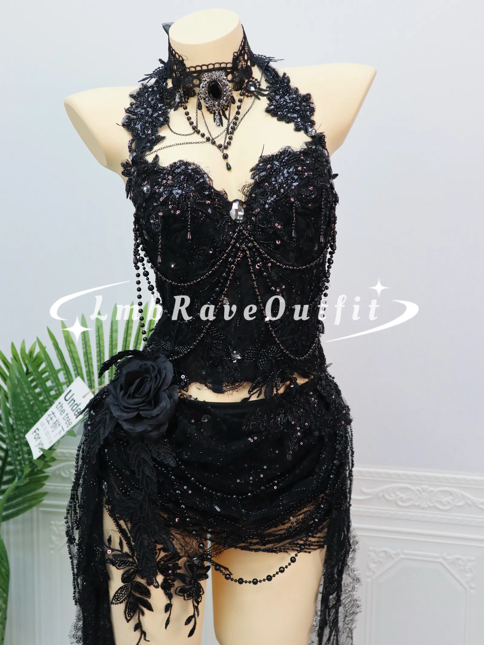 RaveOutfit: vestido negro con encaje y motivos de rosas, de estilo halter, ideal para festivales de música electrónica y actuaciones en bares.