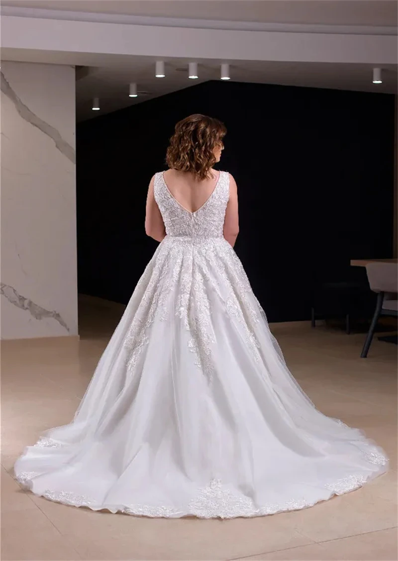 Plus Size Wedding Dress Sleeveless V-Neck A-Line Long White Bridal Gowns Open Back Court Train Country Wedding Gown 2024