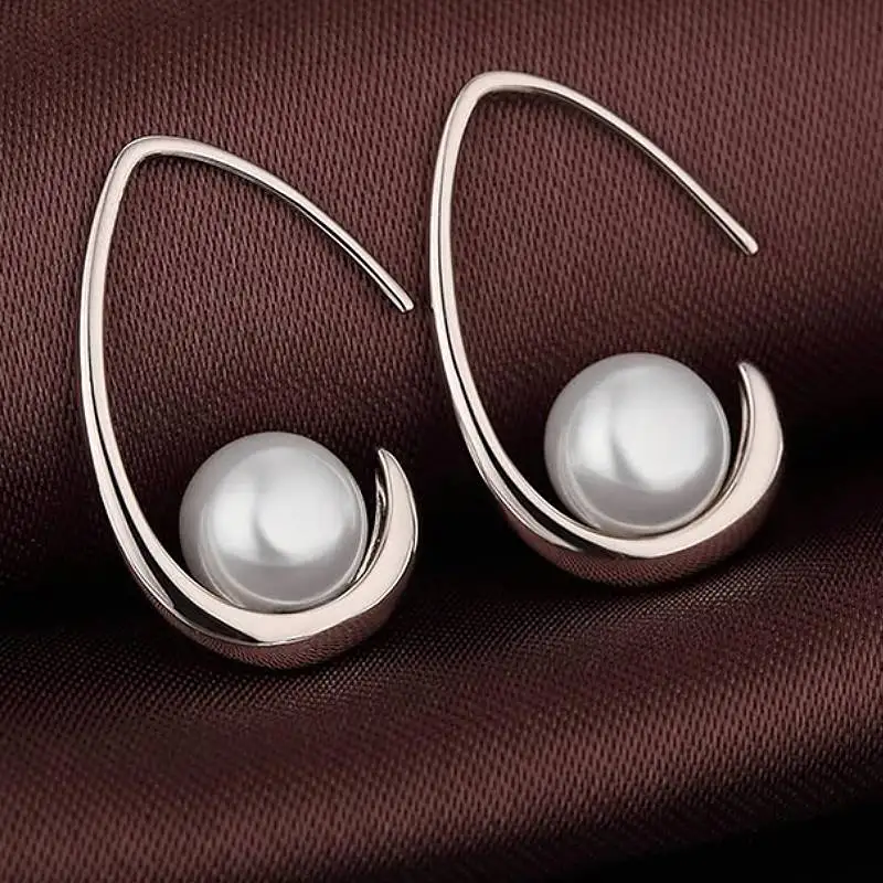 Huitan Einzigartiges Design Damen-Ohrringe mit Imitationsperlen, silberfarben, elegante Metallaccessoires, trendiger Schmuck für Party und Hochzeit