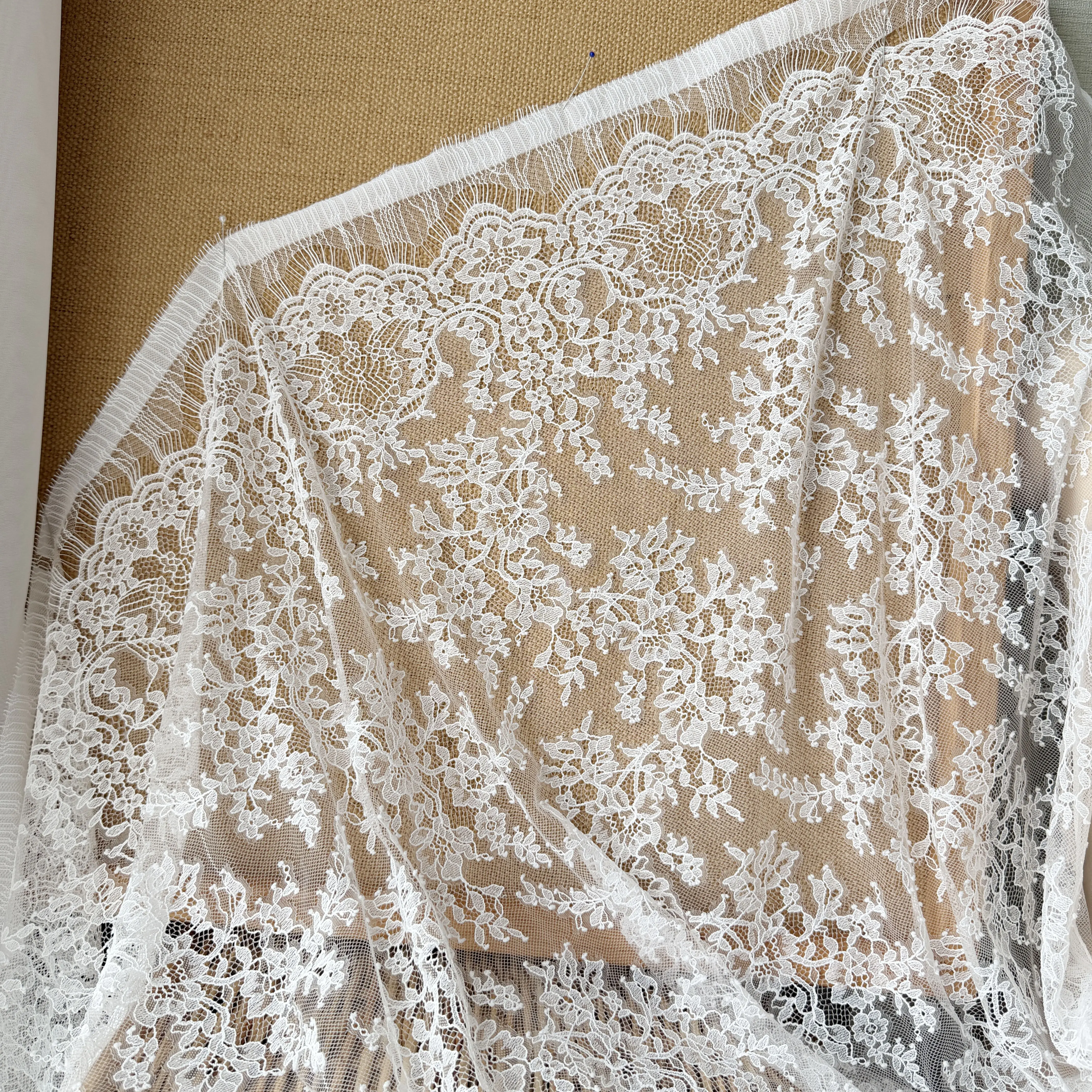 3 Meter Weißer Dünner Tüll Weicher Wimpern-Spitzenstoff. Luxuriöse Abendkleider Französische Spitze. Fortschrittliche Anpassungsfähigkeit Braut-Hochzeitsstoff – Detail 6