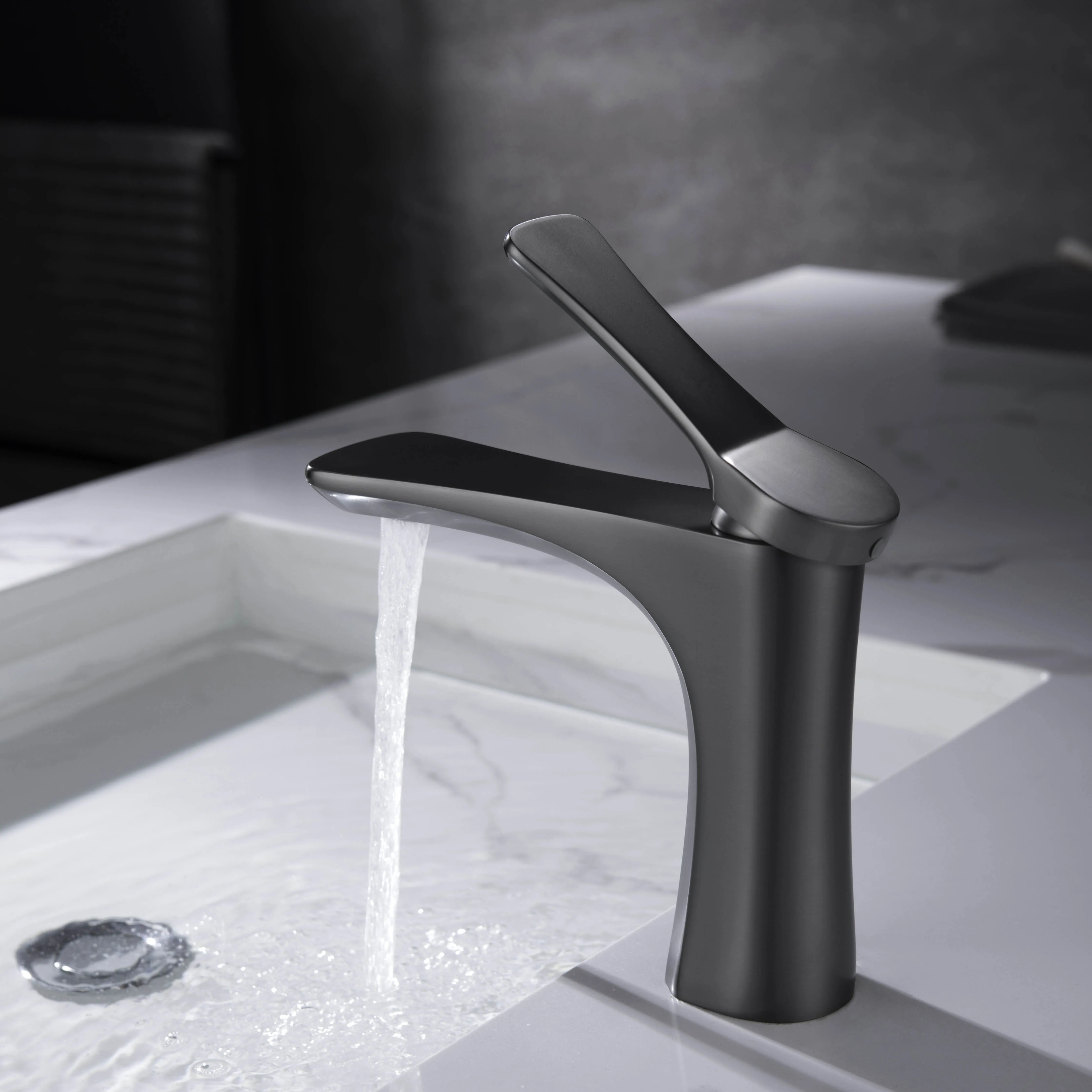 High Quality Modern Gun Grey Brass Single Handle Ceramic Valve Core Bathroom Sink Faucet with Cold Hot Water