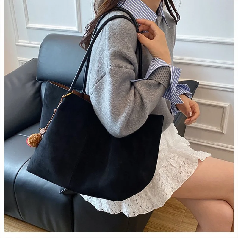 

Chic Women's Shoulder Bag Made Of Adder-Print Leather Featuring Trendy Wales Neat Lightweight Daily Style