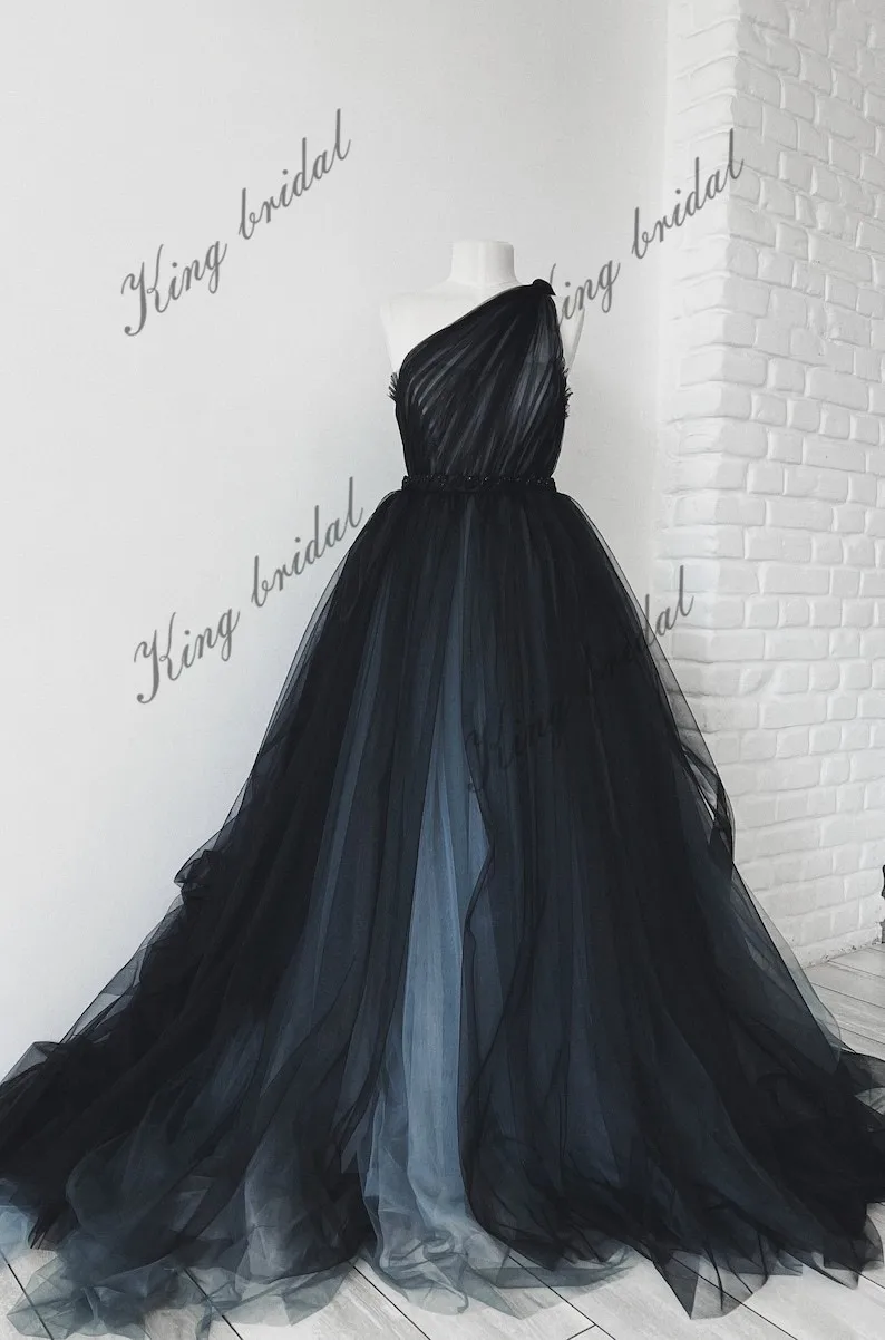 Schwarzes Hochzeitskleid. Vollschwarzes aschblaues Brautkleid. Gothic-Hochzeitskleid. Tüll-Perlen-Fantasie-Ballkleid, einfache Brautkleider