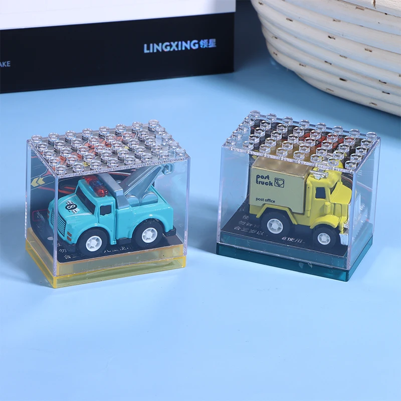 Symulacja ciągnięcia tyłem miniaturowego modelu pojazdu ze stopu, inżynieryjny samochodzik zabawka w przezroczystej obudowie, idealny prezent dla dzieci.