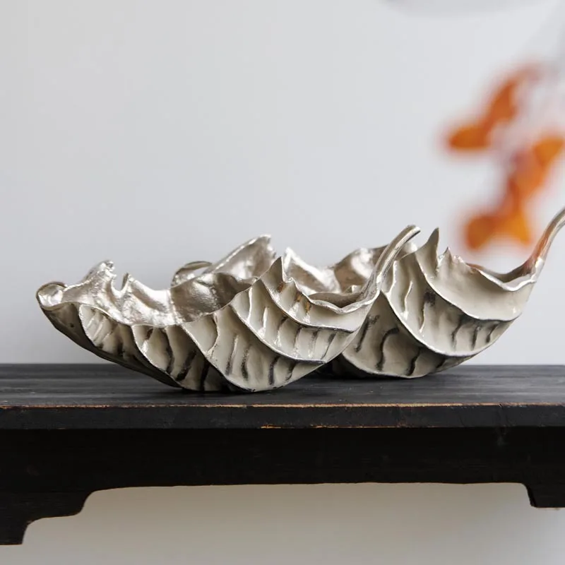 Light luxury aluminum petal-shaped silver bronze leaf art fruit plate, storage plate ornament creative home