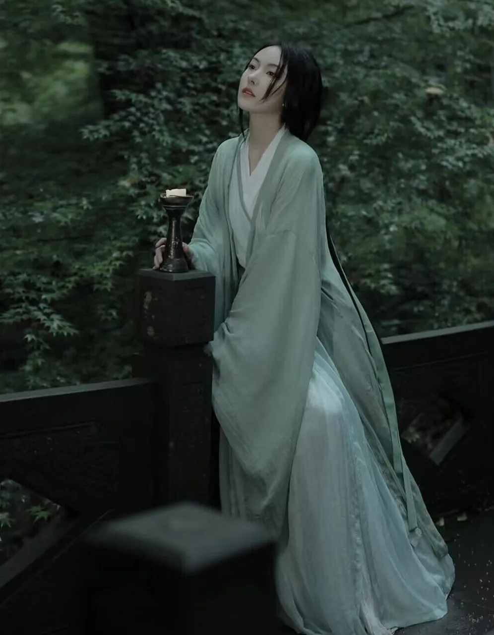 Nowy wiosenny zestaw Hanfuset w stylu Wei i Jin o kolorze zielonym i chłodnym w stylu starożytnym z płynnym, skrzyżowanym kołnierzem i prostą spódnicą.