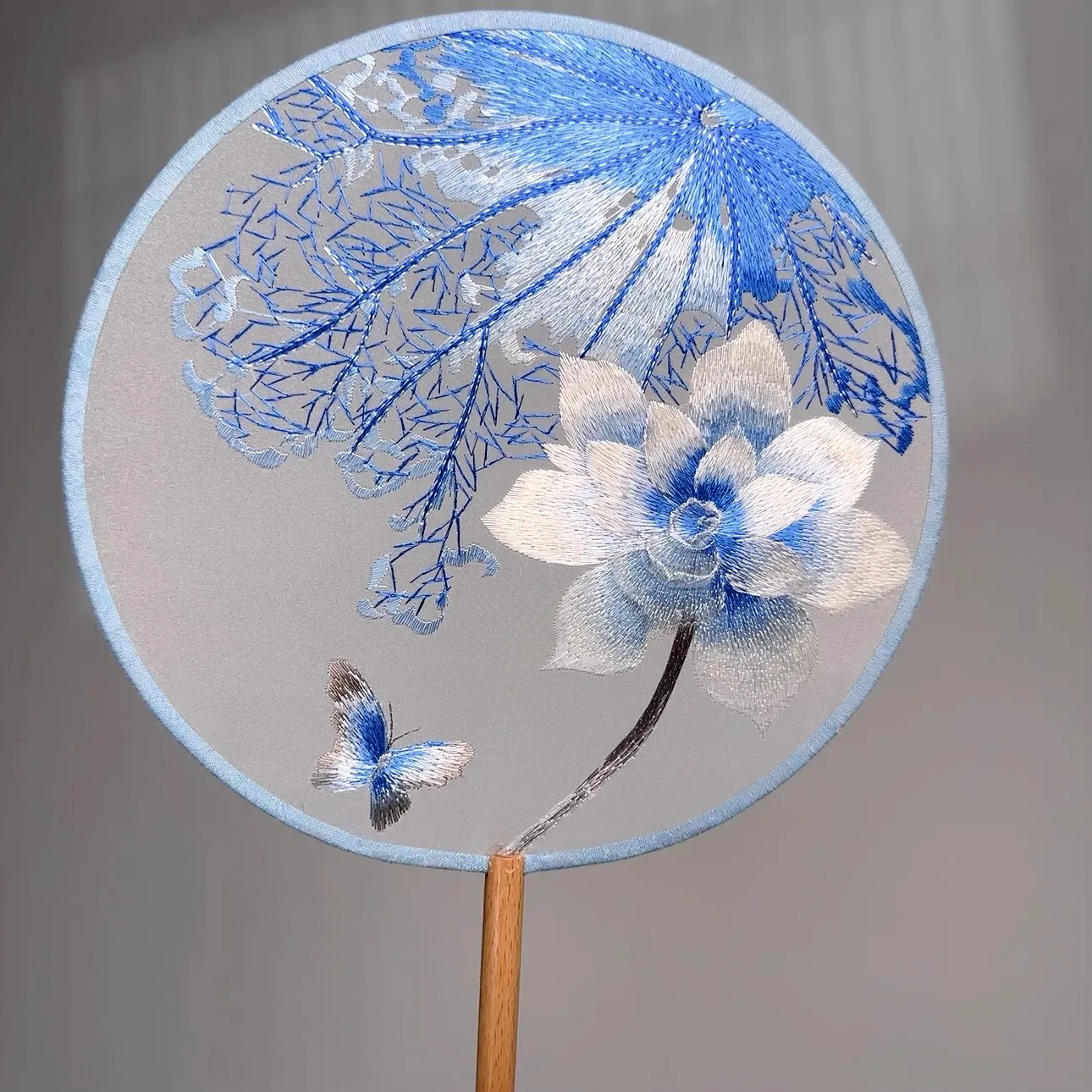 Blue and White Porcelain Suzhou Embroidery Fan with Double-sided Embroidery, Perfect for Pairing with Various Outfits, Hot Selle