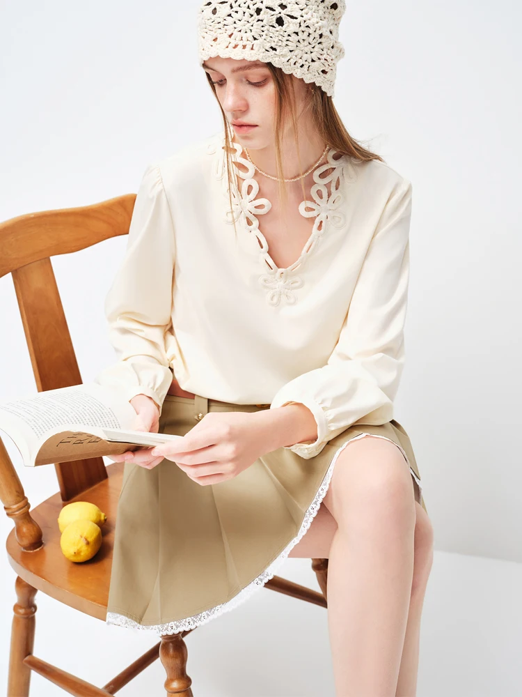 

Женская блузка с V-образным вырезом и вышивкой, новая весенняя коллекция, для офиса, легкая в уходе, немнущаяся, во французском стиле, свободного кроя, с длинным рукавом