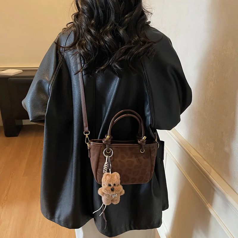 

Матовая винтажная женская сумка через плечо 2025 года, сумка через плечо с животным принтом, верхняя ручка, текстурированный минималистичный кошелек, изысканный шик ​