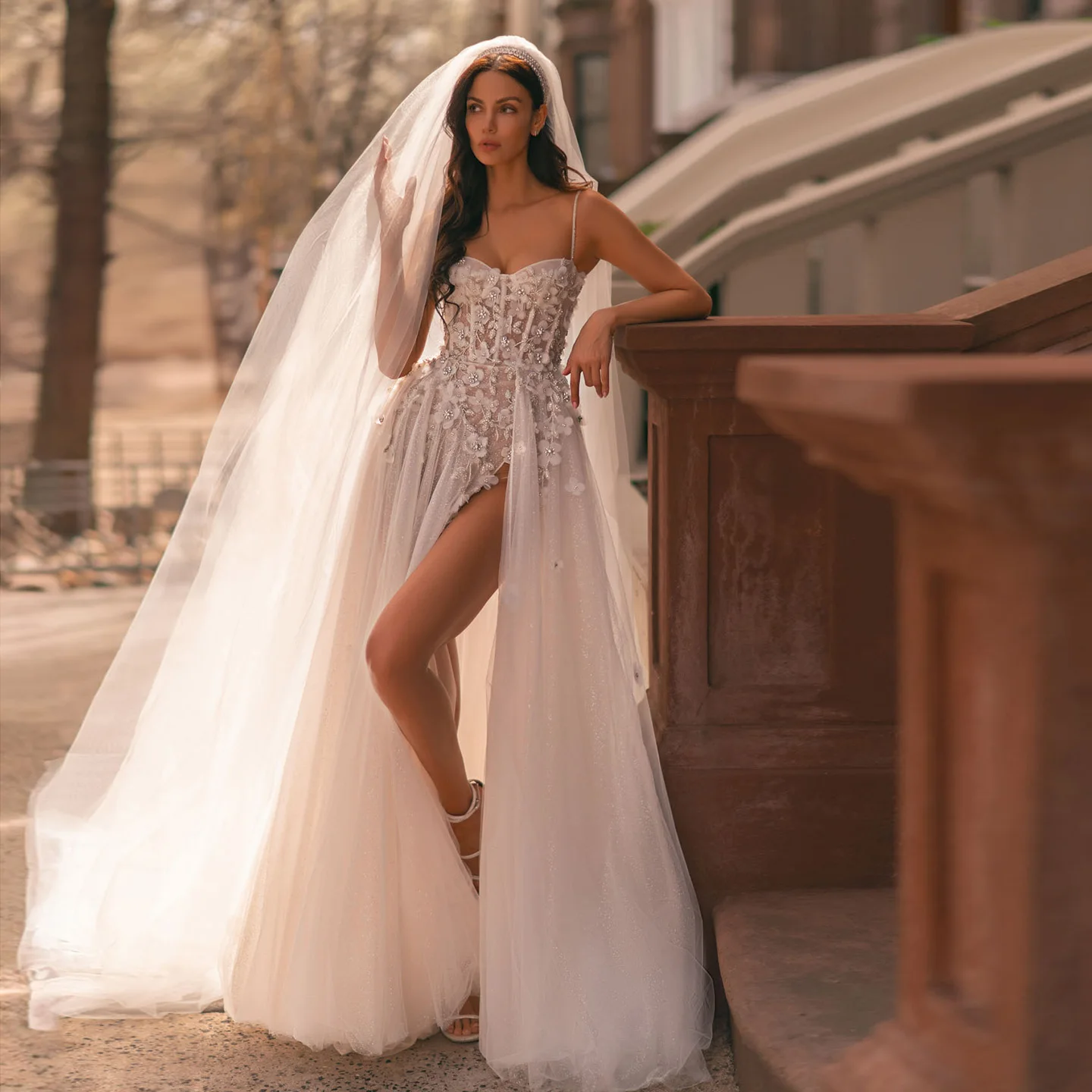 

Шарон Саид Романтическое свадебное платье на тонких бретельках из белого тюля 2025 3D цветы с высоким разрезом по бокам Платья невесты SW147 по индивидуальному заказу