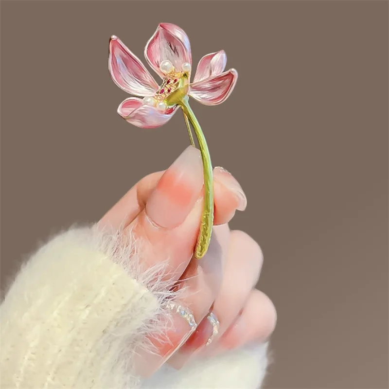 Fashion Exquisite Lotus Flower Brooch For Women Girls Elegant Lotus Flower Badges Creative Temperament Pins Clothing Accessories