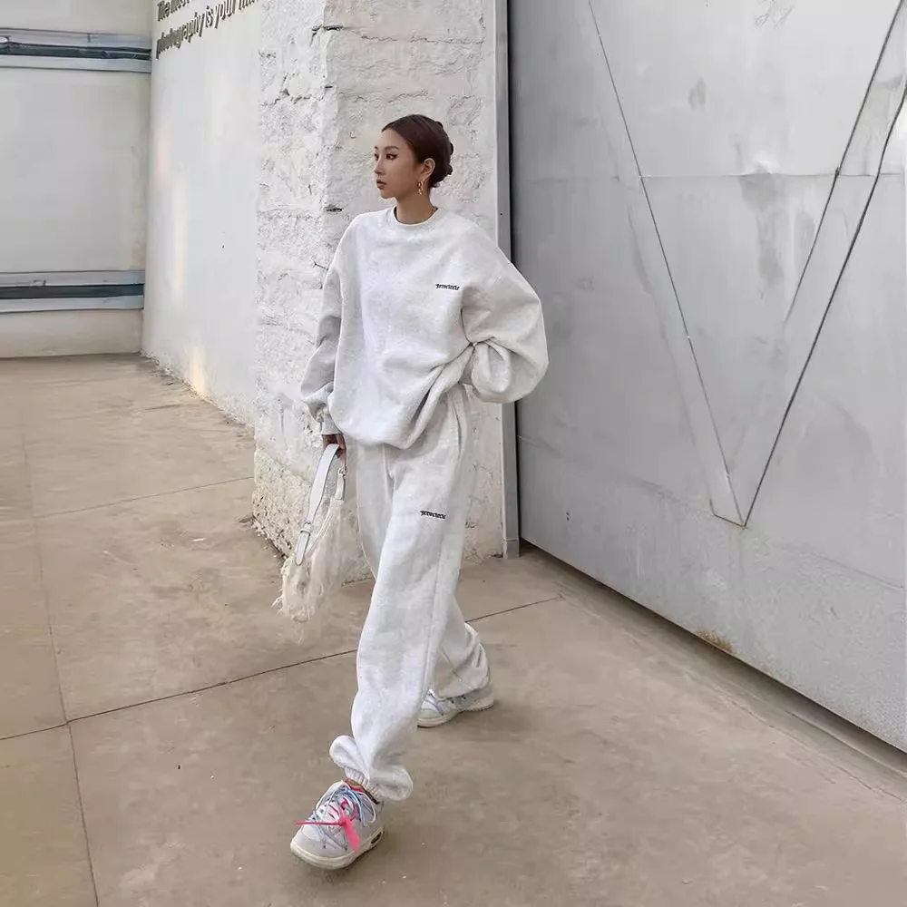 ชุดวอร์มผู้หญิงสีเทา ปี 2025 สไตล์อเมริกันวินเทจ ชุดเซ็ตสองชิ้น เสื้อคอกลม กางเกงลำลอง