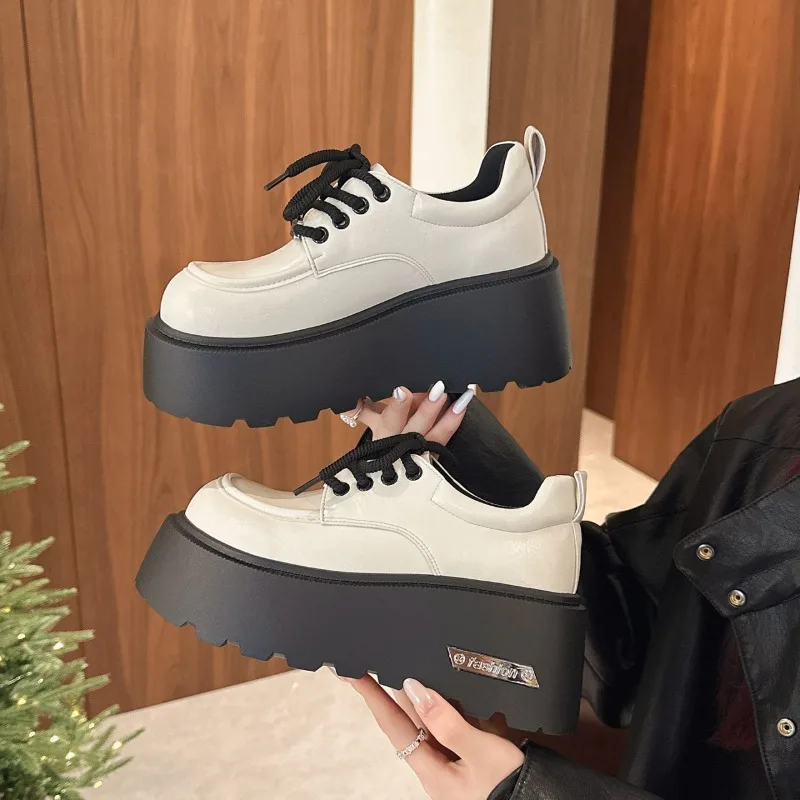 

Белые женские туфли на толстой подошве в британском стиле в стиле ретро, новинка весны 2026, универсальные туфли, увеличивающие рост, одинарные туфли Le Fu