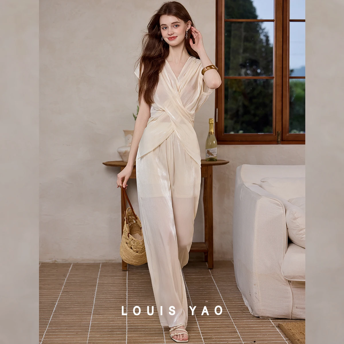 Ensemble Assorti Élégant pour Femme Mature LOUIS YAO – Collection Été 2026 – Tenue 2 Pièces : Haut au Design Irrégulier et Pantalon Droit
