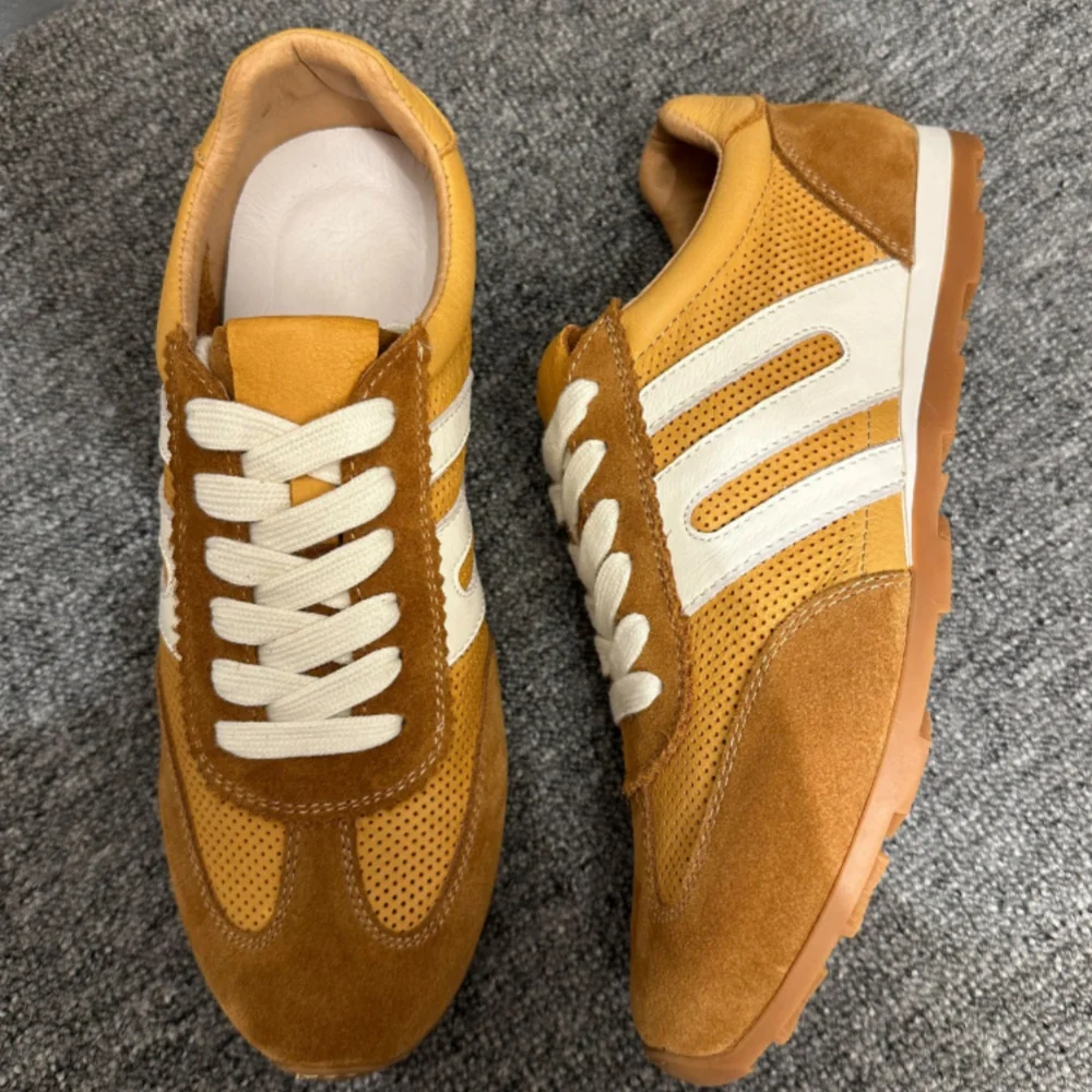 أحذية رياضية مثقوبة جديدة من الجلد قابلة للتنفس، أحذية كاجوال متعددة الاستخدامات من جلد البقر الناعم، أحذية DeTain بنعل ناعم منخفض