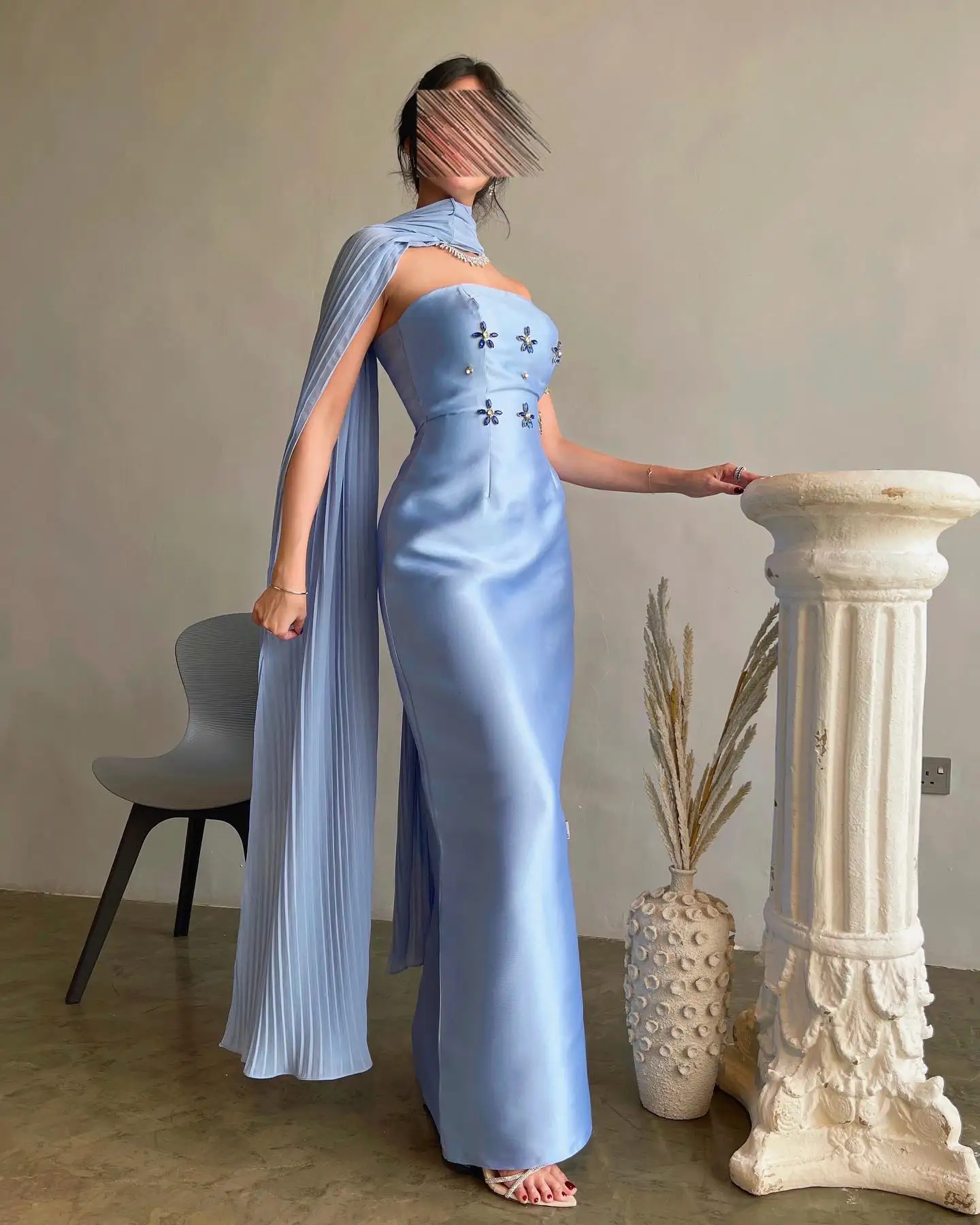 2025 выполненное на заказ атласное платье для выпускного вечера без бретелек без рукавов, классическое вечернее платье с разрезом сзади и лентами на молнии сзади, расшитое блестками