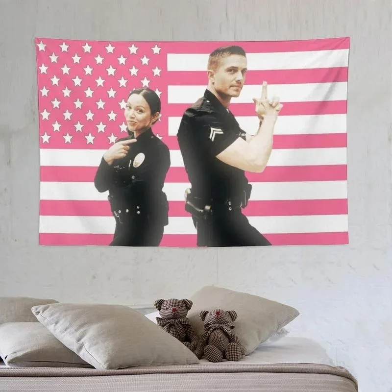 1 tapiz The Rookie, estampado de Lucy Chen y Tim Bradford, arte de pared con bandera americana rosa