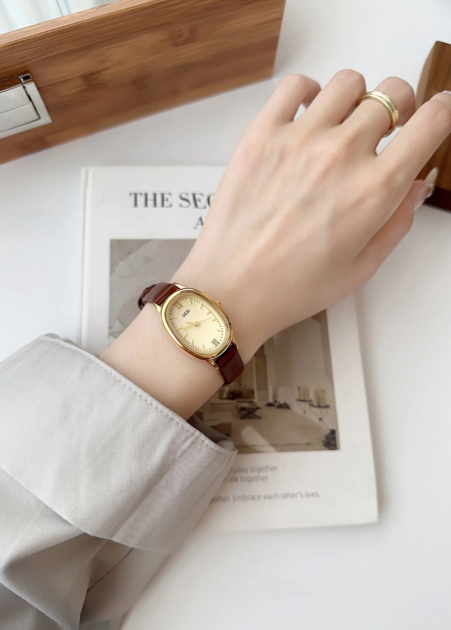New Luxury Vintage Women's Watch Minimalist Oval Small Dial, Water-Resistant Genuine Leather Quartz Watches Gift for Women