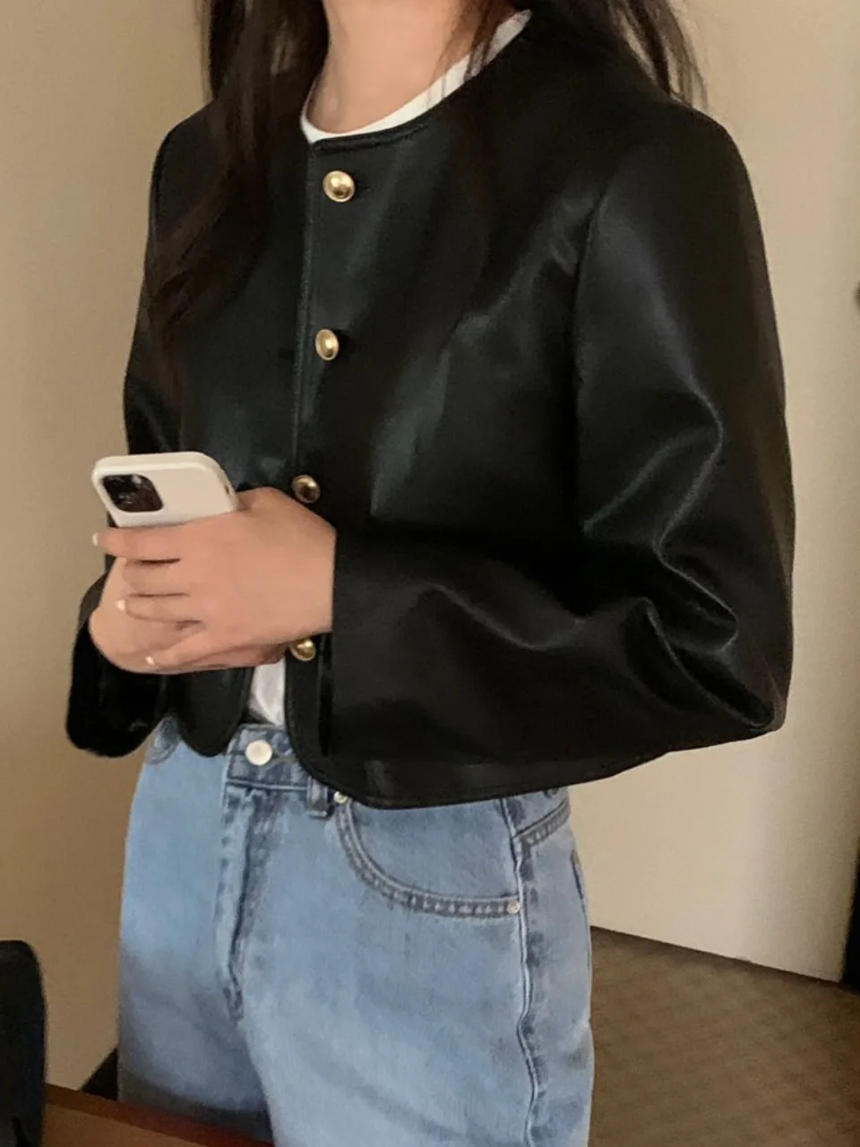 Elegancki, vintage'owy, okrągły, metalowy, pojedynczy guzik, luźny, długi sweter, skórzany płaszcz damski, modny, do pracy, szykowny.