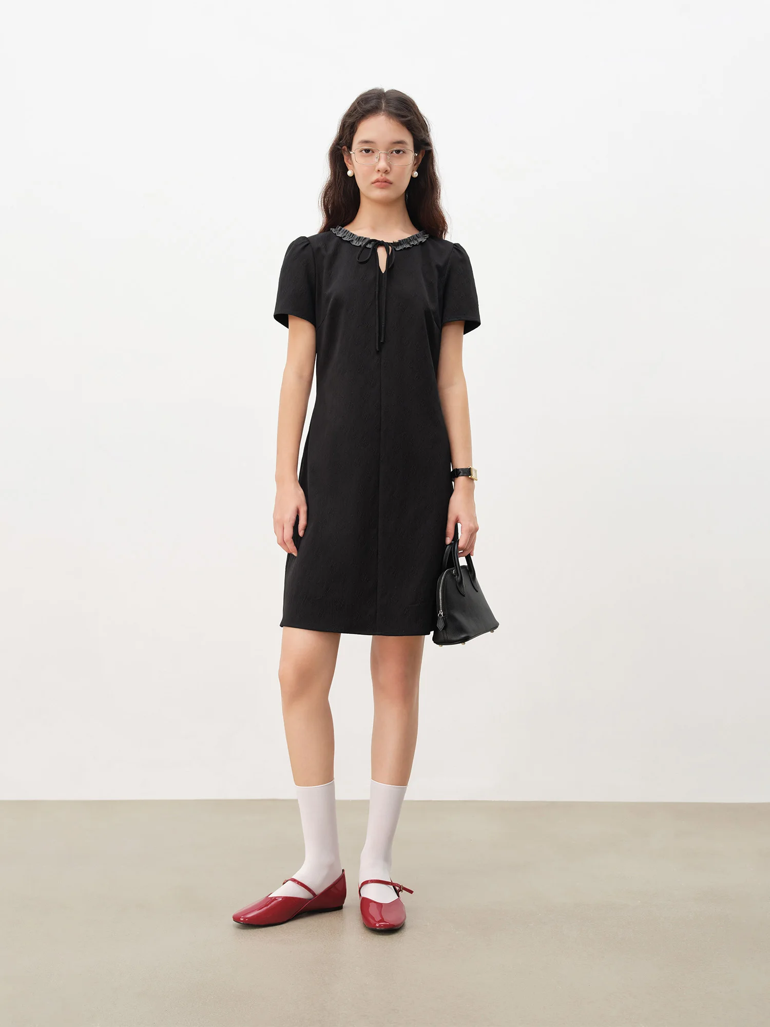 ZIQIAO 2025 Vestido feminino de verão pequeno e alongado em cascata – gola em camadas e chiffon leve para elegância sem esforço