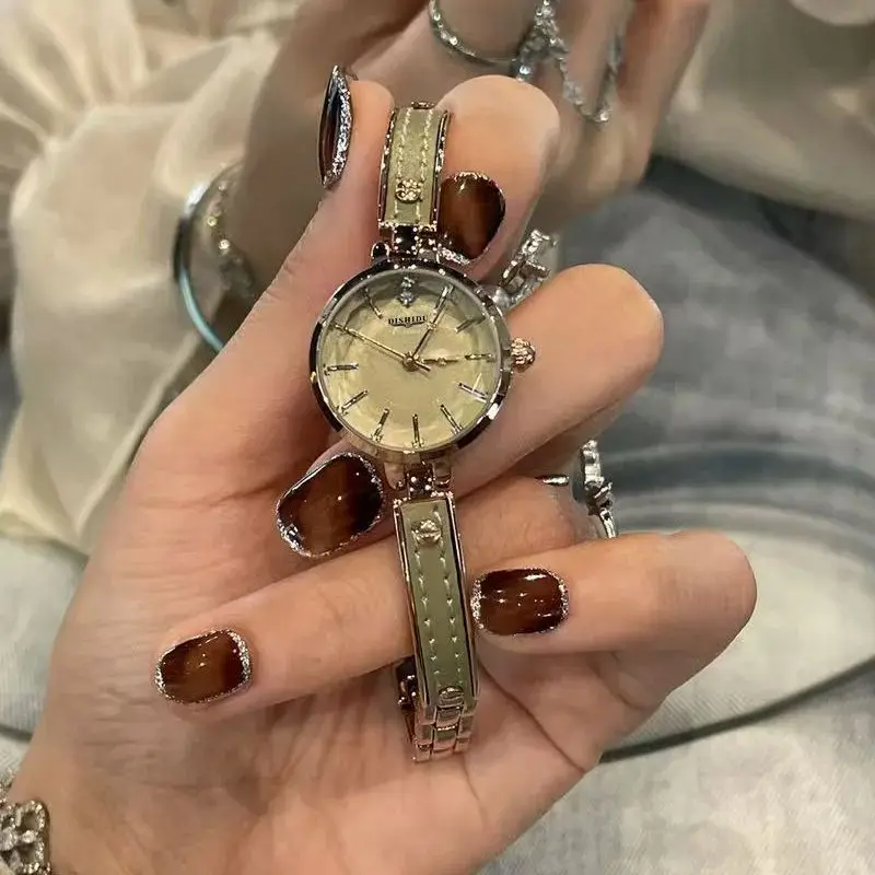 ساعة كوارتز عصرية للنساء أنيقة Reloj Mujer فاخرة كاجوال بمينا صغير للسيدات ساعة يد Relogio Feminino