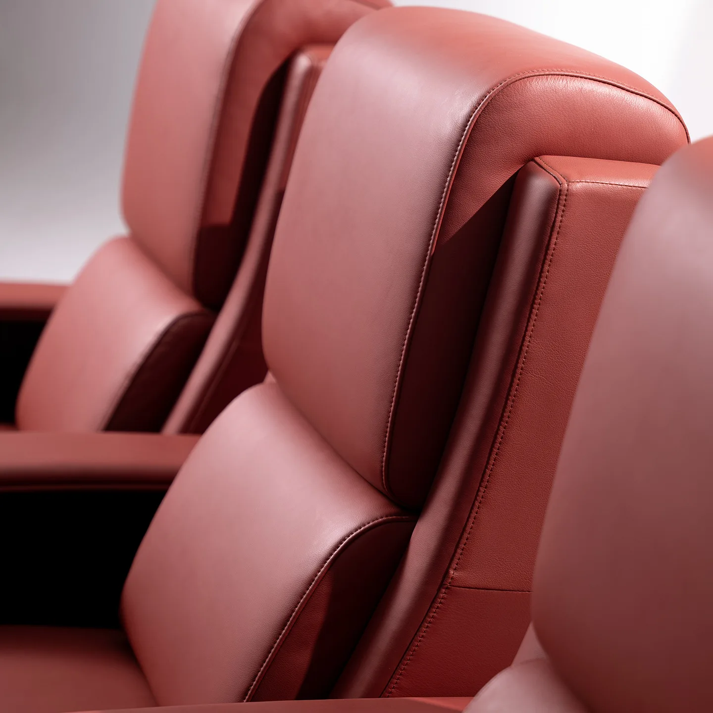 غرفة الصوت والفيديو للسينما، والأريكة الكهربائية، والسينما الجلدية لثلاثة أشخاص، وقاعة الأفلام والتلفزيون