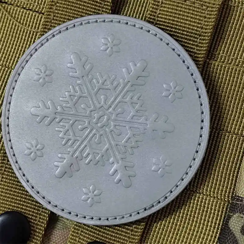 Parches tácticos reflectantes con velcro copos de nieve para ropa - imagen 2