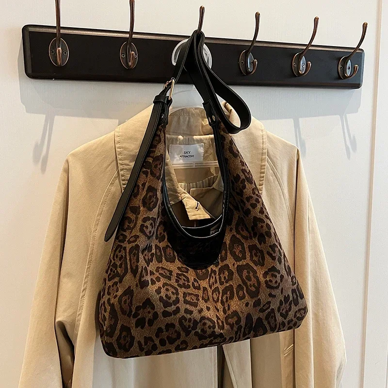 

PU Buckle 2024 New Women's Shoulder Bag Leopard Print Large Capacity Popular Fashion Crossbody Bag Soft Versatile Simple Handbag