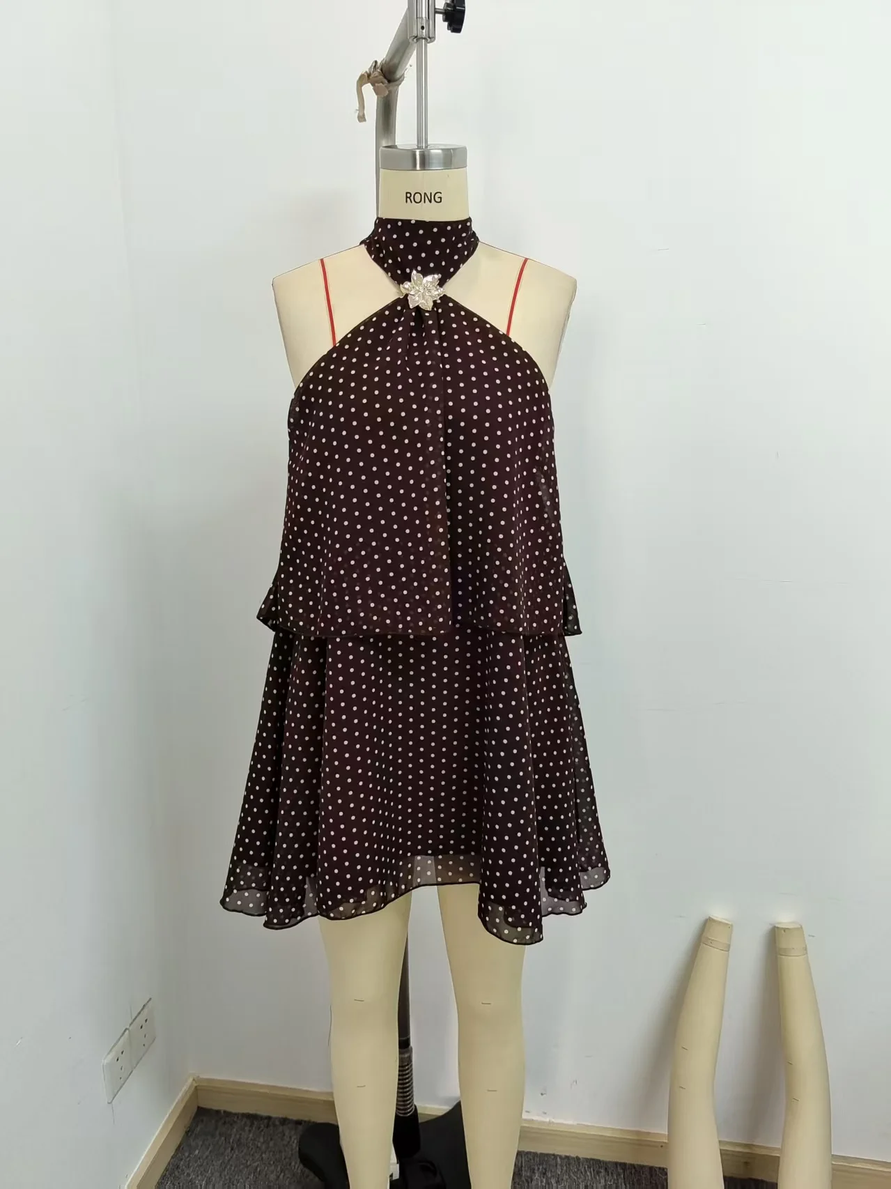 Damen Sommer Urlaub Polka Dot Print Rückenfreies Neckholder Fließendes Mini-Strandkleid – Detail 7